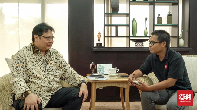 Menteri Perindustrian Airlangga Hartarto masih optimistis target pertumbuhan industri 5,7 persen tercapai tahun ini meski terjadi perlambatan pada kuartal III.