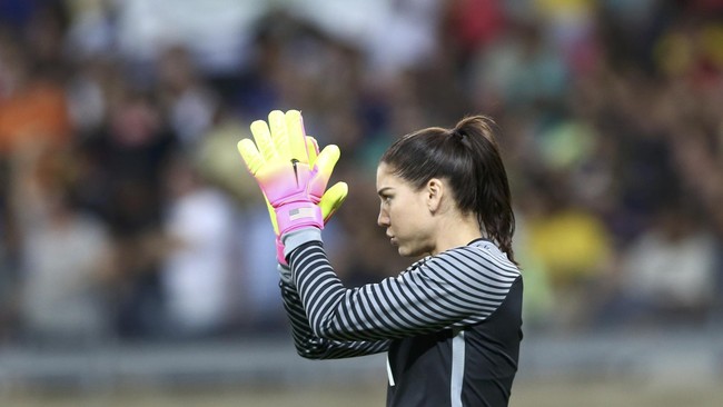 Hope Solo, kiper timnas Amerika Serikat dalam 17 tahun terakhir, disanksi larangan bertanding enam bulan karena komentar kontroversialnya di Olimpiade Rio.