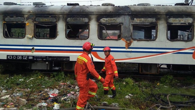 Percikan api keluar dari mesin genset saat dua gerbong Kereta Api Kertajaya dibersihkan di Stasiun Tanjung Priok, diduga adanya korslet. 