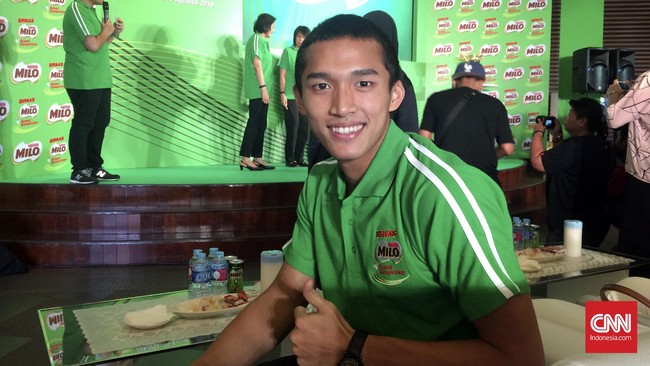 Jonatan Christie melakukan perubahan besar pada penampilannya dengan gaya rambut botak miliknya.