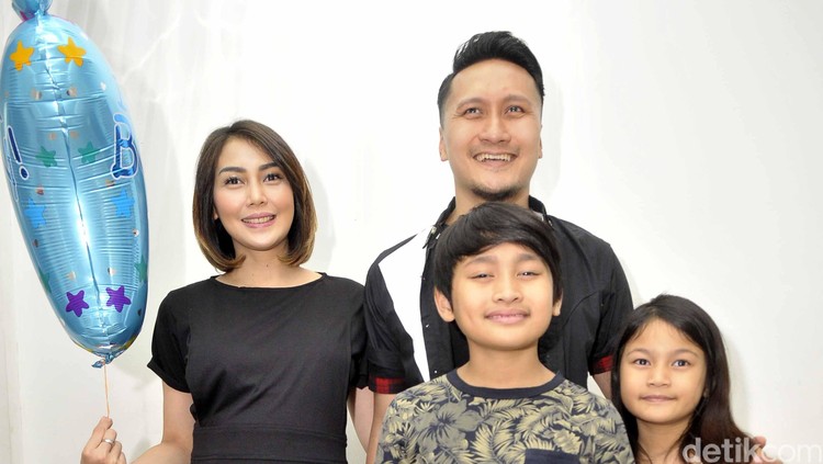 Berlibur bersama anak mungkin bisa jadi merepotkan. Tapi kalau persiapan tepat, kerepotan ini bisa diminimalkan. Ini dia Bun, tips berlibur ala Fenita Arie.