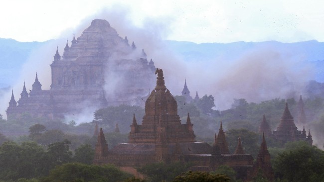 Gempa berkekuatan 6,8 skala Richter yang mengguncang Myanmar pada Rabu (24/8) membuat sekitar 200 pagoda Buddha rusak, sebagian ambruk.