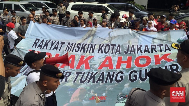 Selama ini Ahok dinilai telah menindas dengan cara menggusur bangunan tempat mereka tinggal. Padahal, rumah tersebut telah ditinggali sejak lama.