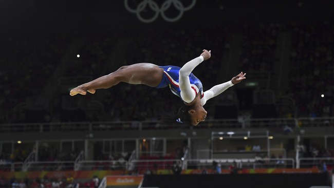 Di usia 19 tahun, Simone Biles sukses menorehkan rekor di lembaran sejarah olahraga berkat kelihaiannya melawan gravitasi di lantai senam.