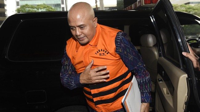 Partai politik yang dituntut mencari pendanaan sendiri seringkali mencari celah untuk mendapatkan uang, di antaranya dari pengusaha.