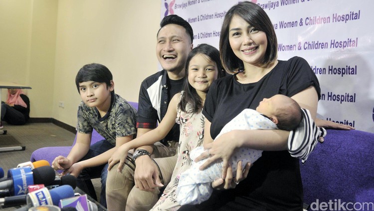 Waktu seolah cepat berlalu saat disibukkan dengan aktivitas bekerja dan mengurus tiga anak. Nah, ini dia tips Fenita Arie agar kedua hal itu seimbang.