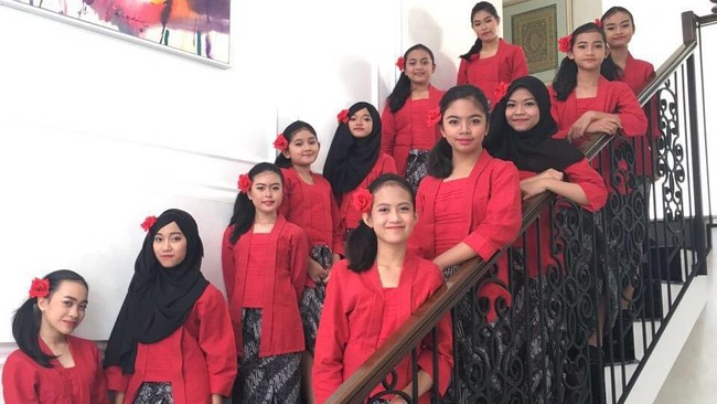 Saat lagu-lagu dinyanyikan, atmosfer ruangan lomba terasa sangat megah. Saya melihat di ruangan itu ada banyak tentara yang ikut menilai penampilan kami.
