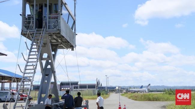 Landasan pacu bandara Sorong sedang diperpanjang menjadi 2.500 meter. Selain itu, sistem navigasi juga disempurnakan, termasuk merenovasi menara pengendali