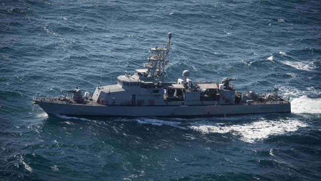 Angkatan Laut Amerika Serikat melepaskan tembakan tiga peringatan ke kapal Iran yang dianggap mendekati kapal AS dengan manuver tidak aman.