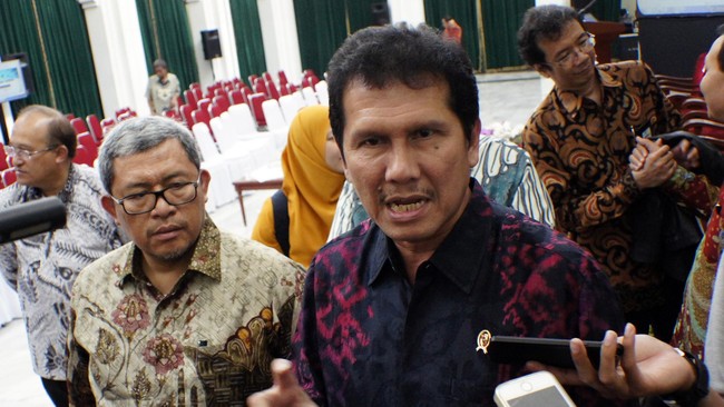 Menpan RB Asman Abnur memastikan gaji ke-13 dan THR bagi aparatur sipil negara tidak akan telat, karena telah disepakati dengan Menkeu Sri Mulyani.
