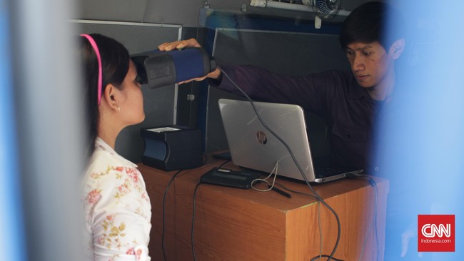 Komnas HAM menyebut ada sekitar 6 juta warga tak memiliki e-KTP dan terancam tak bisa menggunakan hak pilihnya di hari pencoblosan Pilkada, Juni mendatang.