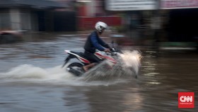 Korban Banjir di Kemang Dievakuasi