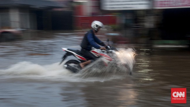 Polisi mengerahkan tim dan perahu-perahu karet untuk mengevakuasi warga yang terkena banjir di kawasan Kemang, Jakarta Selatan.