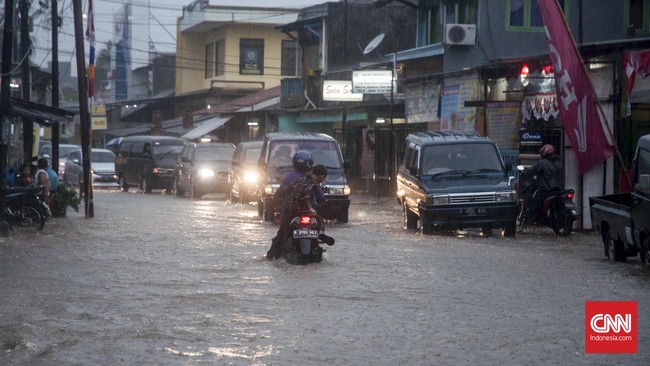 Sampai jelang tengah malam ini, banjir masih melanda di beberapa titik di Jakarta Selatan dan Jakarta Timur.