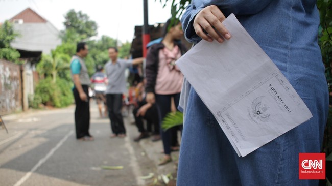 Kementerian Dalam Negeri menargetkan pertengahan tahun depan data e-KTP sudah terekam semua dan permasalahan data ganda kependudukan terselesaikan.