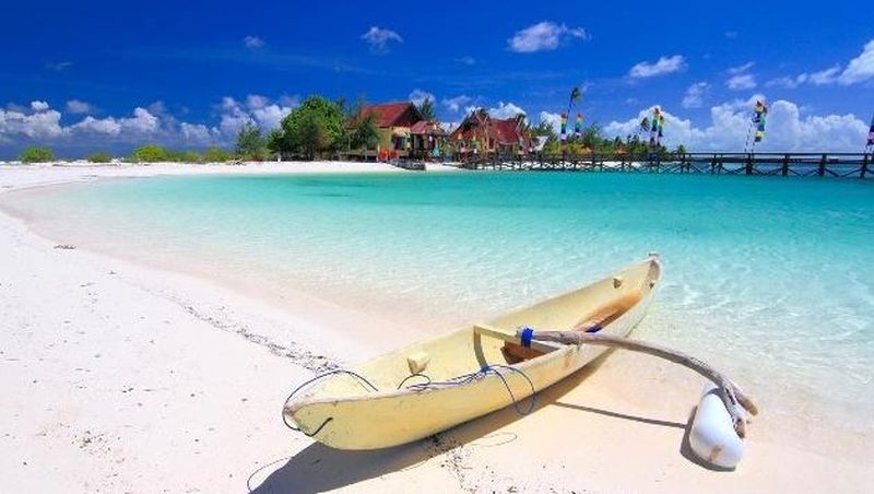 Para penjelajah laut Indonesia dan pecinta wisata bahari akan menikmati alam serta budaya Takabonerate. 