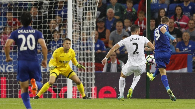 Jamie Vardy akhirnya mencetak gol kembali di Liga Inggris. Golnya membuka keunggulan Leicester atas tim tamu, Swansea City. Dalam laga itu The Foxes menang 2-1.