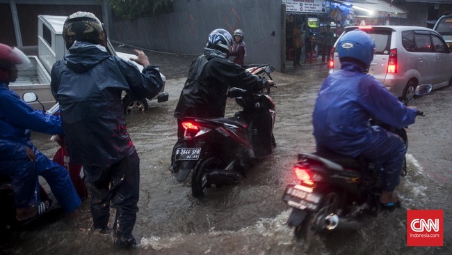 Hujan deras di sebagian wilayah di Jakarta tadi petang juga menyebabkan banjir di pemukiman warga di Jl Prapanca Raya, Kebayoran Baru.
