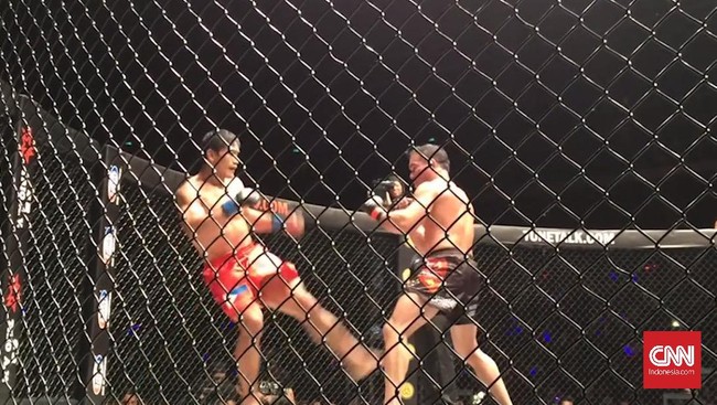 Di balik berbagai teknik 'brutal' untuk menjatuhkan lawan, para petarung MMA tetap menjaga nilai-nilai sportivitas dan menghargai lawan.