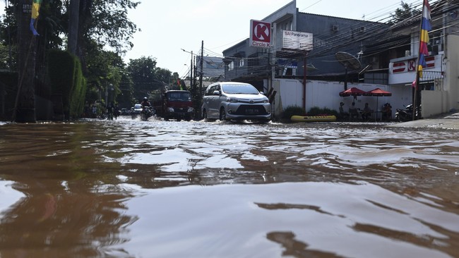 BMKG meramalkan hujan dengan intensitas sedang masih akan mengguyur DKI Jakarta dan sekitarnya hingga penghujung Agustus.