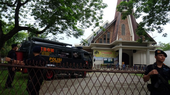 Ivan Armadi dijanjikan uang Rp10 juta sebelum melakukan serangan bom bunuh diri di sebuah gereja di Medan, Sumatera Utara, Minggu (28/8) kemarin.