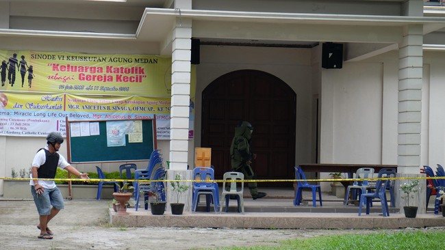 Tas tersebut berisi kabel-kabel dan sudah diledakan oleh tim penjinak bom. Penyelidikan terus dilakukan untuk memastikan isi tas tersebut.