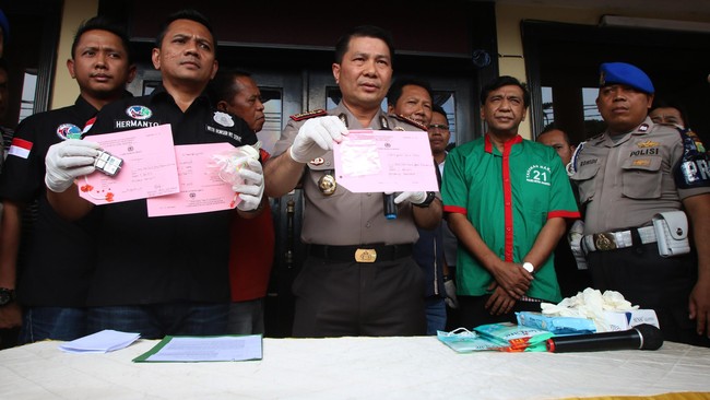 Seorang anggota polisi Lantas Satwil Jakarta Pusat ditangkap di sebuah bedeng milik Toyib, penyuplai narkotik kepada penyanyi dangdut Imam S. Arifin.