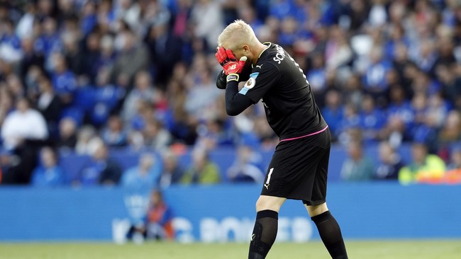 Kasper Schmeichel tak bisa melanjutkan laga melawan Hull City karena sakit hernia yang ia rasakan bertambah hebat. Ia pun ditarik keluar di babak kedua.