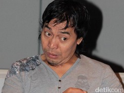 Pengungsi Korban Longsor di Bogor Terhibur Kehadiran Komeng Cs