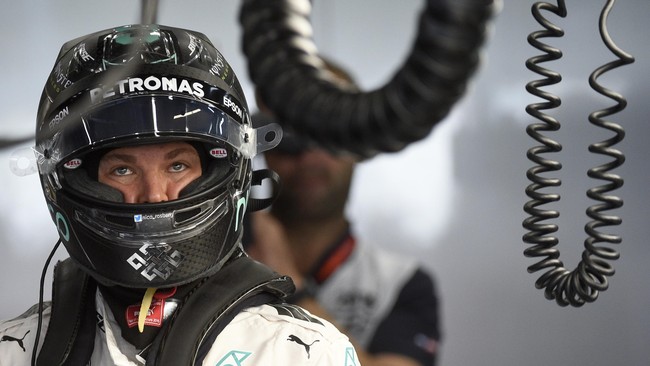 Kecepatan Nico Rosberg dan Lewis Hamilton cukup seimbang. Namun, Hamilton kehilangan sedikit kecepatan di sektor tengah Sirkuit Suzuka.