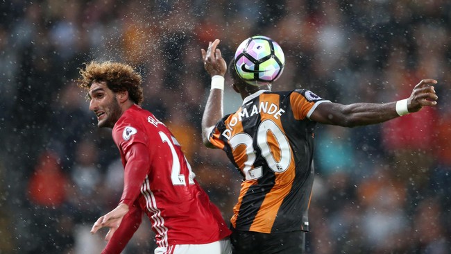 Jose Mourinho khawatir dengan masalah punggung yang dialami Marouane Fellaini saat melawan Hull City. Namun, Mou tak bisa menghalanginya membela timnas Belgia.