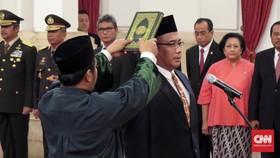 Jokowi Lantik Hasyim Asyari Jadi Komisioner KPU