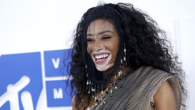 Drake disangkutpautkan dengan Winnie Harlow, model asal Kanada, setelah mereka kedapatan berpesta bersama di kelab malam London.