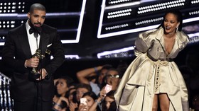 Drake Puji Rihanna di Atas Panggung MTV VMA 2016