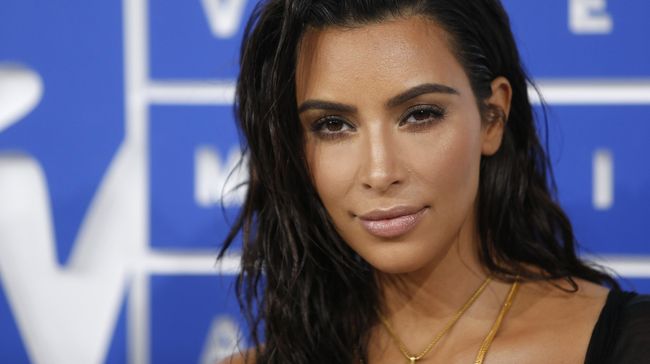 Perampokan yang terjadi di rumahnya membuat Kim Kardashian kapok pamer perhiasan mahal. Dia kini memilih memakai perhiasan yang lebih murah.