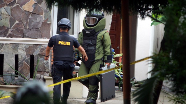 Polisi bisa mencocokkan wajah pelaku dengan rekaman e-ktp untuk mencari identitas dua pelaku penyerangan pos jaga di Polda Sumatera Utara.