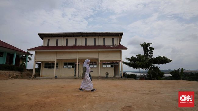 Kesetaraan perempuan tak lepas dari faktor pendidikan. Sayang, patriarki kuat dan faktor ekonomi membuat pendidikan perempuan di Indonesia tertinggal jauh.