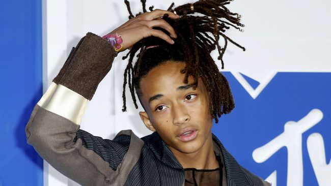 Putra aktor Will Smith, Jaden mengumumkan bahwa dirinya membentuk band rock dengan adiknya, Willow. Ia pun merilis cuplikan musik buatannya lewat akun Twitter.