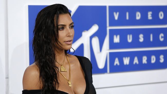 Kim Kardashian mengungkapkan berbagai perasaan yang menghantuinya saat tragedi perampokan di Paris, Oktober lalu, lewat Keeping Up with the Kardashians.