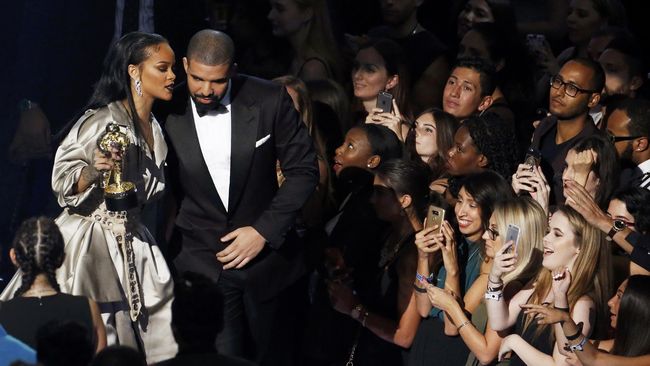 Setelah Rihanna menato pergelangan kakinya dengan hiu, kini Drake memamerkan tato yang persis sama di lengannya.