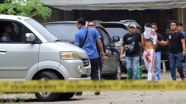 Beberapa tulisan bernada ISIS di tas berisi bom rakitan, memperkuat indikasi bahwa pelaku bom bunuh diri di Medan merupakan simpatisan ISIS.