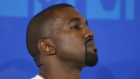 Peragaan Busana Louis Vuitton Ditutup Air Mata Kanye West