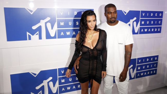 Kim Kardashian akan berlibur bersama anak-anaknya dan keluarga besarnya ke Kosta Rika. Sementara Kanye, dikabarkan sibuk dengan musiknya.