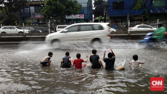Banjir bukan cuma menyebabkan terendamnya tempat tinggal mereka. Banjir juga menyebabkan berbagai penyakit langsung dan tak langsung.