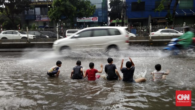Musibah banjir di Jakarta pada 2015 menyebabkan kerugian hingga triliunan rupiah. Lantas apa solusi para bakal calon kepala daerah untuk mengatasi banjir?