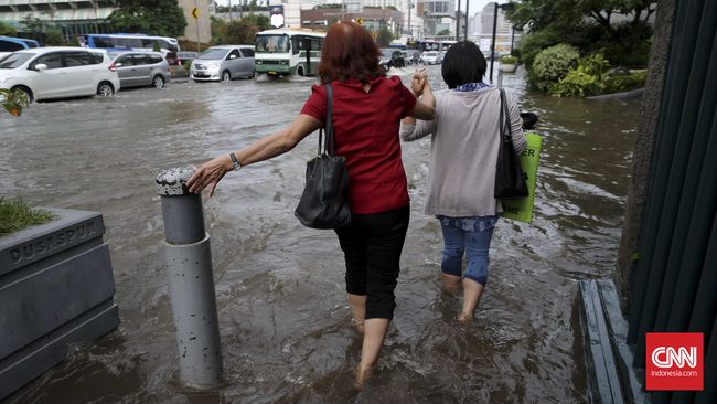 Air genangan hujan dapat menjadi penyebab berbagai penyakit dan tidak boleh disepelakan. Berikut bahaya air genangan hujan bagi kesehatan.