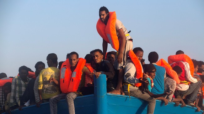 Italia kembali menyelamatkan 3.000 imigran dalam 30 misi penyelamatan terpisah di Selat Sicilia, menyusul penyelamatan 6.500 orang sehari sebelumnya.