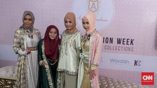 Karier Anniesa Hasibuan sebagai desainer baru terbilang meroket dengan cepat dan bisa mencicipi berbagai panggung mode bergengsi internasional termasuk NYFW.