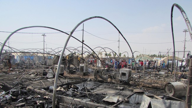 Lebih dari 70 tenda di kamp pengungsi Yahayawa, di dekat Kota Kirkuk, Irak, hancur akibat terlalap api pada Senin (29/8).