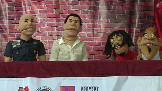 Kepolisian Filipina menggunakan cara unik untuk mempromosikan perang narkotika kepada anaksekolah, yaitu menggelar pertunjukan boneka berbentuk sosok Duterte.